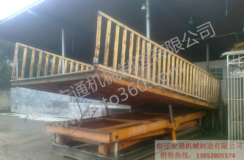 液压升降平台(此平台又称卸猪平台) 该系列升降平台适用于各大养猪场、肉食厂,生猪屠宰场等,可利用卸猪平台连接货车与地面,缷猪台(上猪台)坡度要小于等于20度,让猪缓慢自行上下车,便于转移运输,避免摔伤。 产品介绍: 卸猪台大型养猪场、养鸭厂和屠宰场等各种大型养殖场专用的液压装猪设备 适用场合: